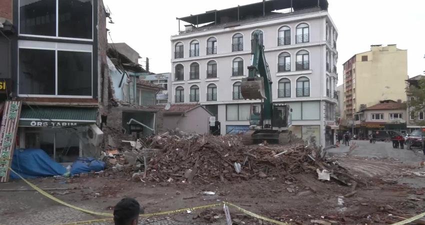 Balıkesir Sındırgı’da deprem sonrası enkaz kaldırma çalışmaları sürüyor Balıkesir’in Sındırgı ilçesinde meydana gelen 6.1 büyüklüğündeki depremin ardından bölgede