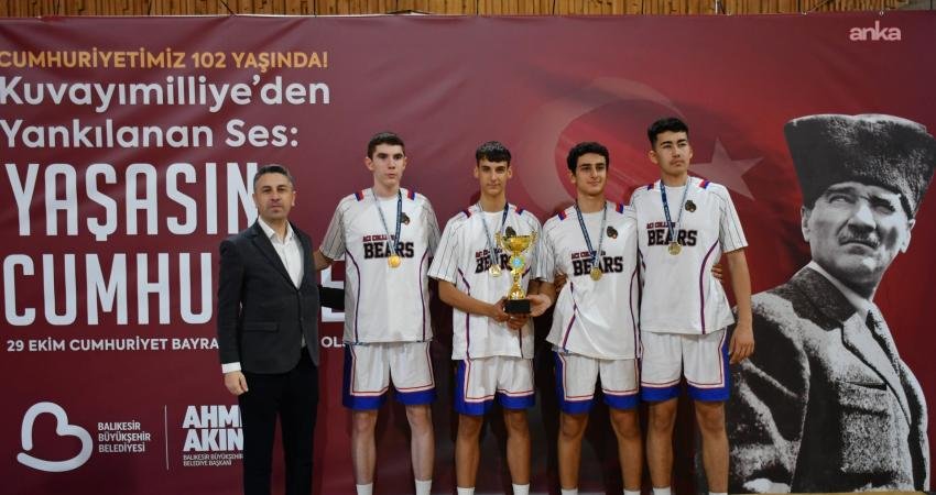 Balıkesir’de 29 Ekim dolayısıyla düzenlenen etkinliklere katılım yoğun oldu Balıkesir Büyükşehir Belediyesi 29 Ekim Cumhuriyet Bayramı etkinlikleri kapsamında 16-26