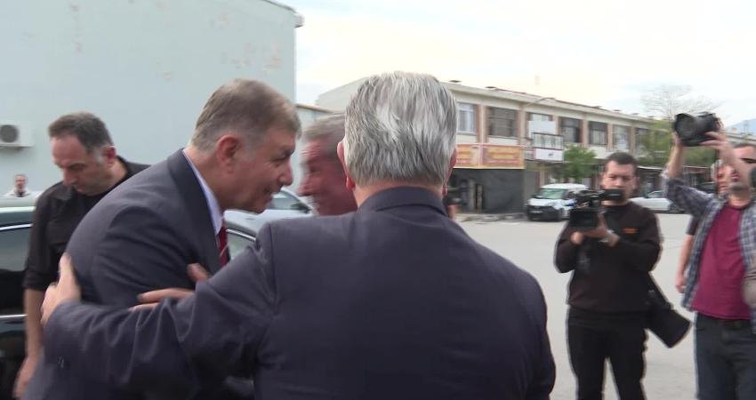 Başkan Tugay Ayakkabıcılar Sitesi esnafını ziyaret etti İzmir Büyükşehir Belediye Başkanı Cemil Tugay, Bornova Belediye Başkanı Ömer