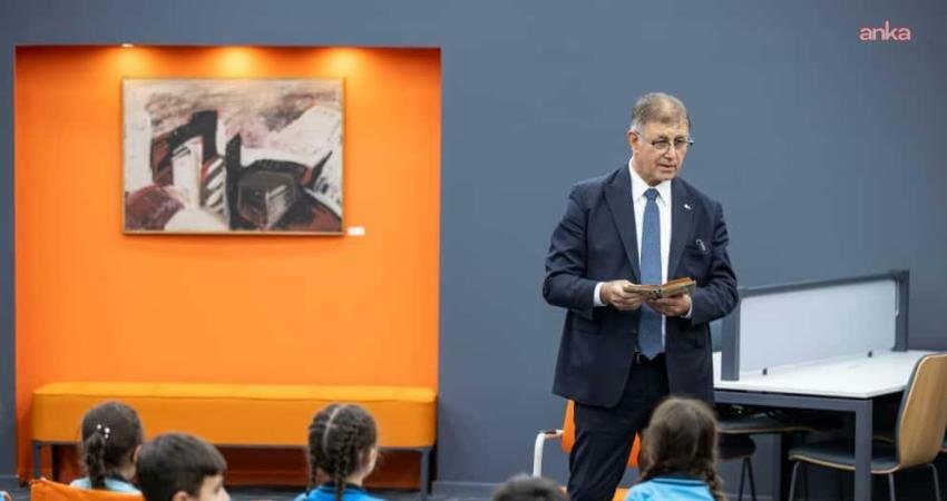 Başkan Tugay kütüphanede çocuklara hikaye okudu İzmir Büyükşehir Belediye Başkanı Cemil Tugay, Kültürpark’ta hizmete giren İlber