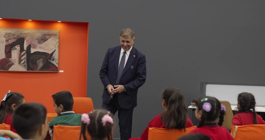 Başkan Tugay okudu, Kadifekaleli çocuklar dinledi İzmir Büyükşehir Belediye Başkanı Cemil Tugay, Kültürpark’ta kapılarını açan İlber