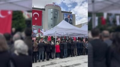 Bayrampaşa’da 29 Ekim Cumhuriyet Bayramı için düzenlenen çelenk töreninde, seçimlerin