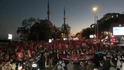 Türkiye Cumhuriyeti’nin 102’inci kuruluş yılı Dolmabahçe’den Beşiktaş Barbaros Meydanı’na yapılan