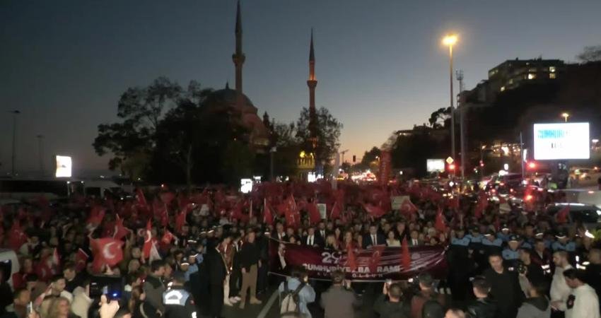 Türkiye Cumhuriyeti’nin 102’inci kuruluş yılı Dolmabahçe’den Beşiktaş Barbaros Meydanı’na yapılan