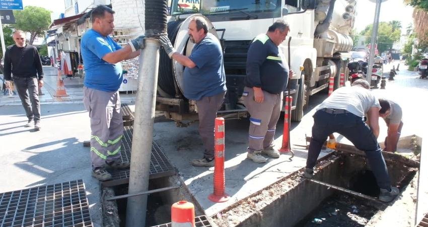 Bodrum Belediyesi, ilçe genelinde mazgal ve yağmur suyu hatlarında temizlik