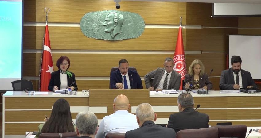 Bornova Belediye Başkanı Eşki, Arafat’ın poşusunu kürsüye astı: “Filistin halkının yanındayız” Bornova Belediye Başkanı Ömer Eşki, Bornova Belediye Meclisi'nin ekim ayı