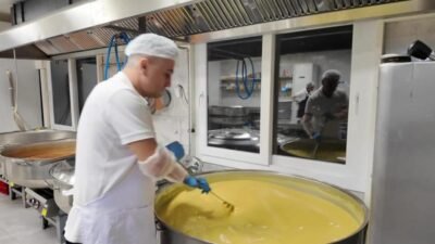 Bornova Belediyesi, havaların soğumasıyla birlikte Bornova Metro çıkışında her sabah