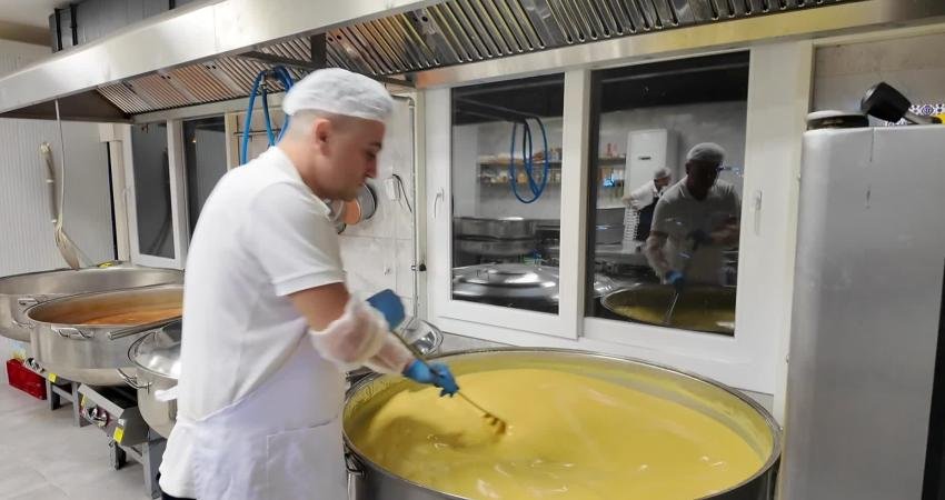 Bornova Belediyesi’nden vatandaşlara sıcak çorba ikramı başladı Bornova Belediyesi, havaların soğumasıyla birlikte Bornova Metro çıkışında her sabah