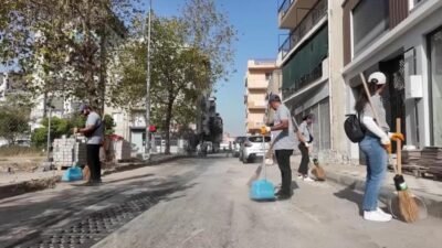 Bornova’nın Doğanlar Mahallesi Muhtarı Eyüp Kocatepe, mahallede özveriyle çalışan Bornova