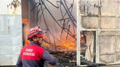 İzmir’in Bornova ilçesinde bir depoda çıkan yangın, İzmir Büyükşehir Belediyesi