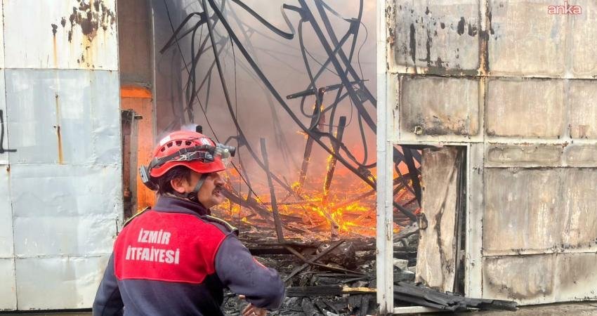 Bornova’da bir depoda çıkan yangın büyümeden söndürüldü İzmir’in Bornova ilçesinde bir depoda çıkan yangın, İzmir Büyükşehir Belediyesi