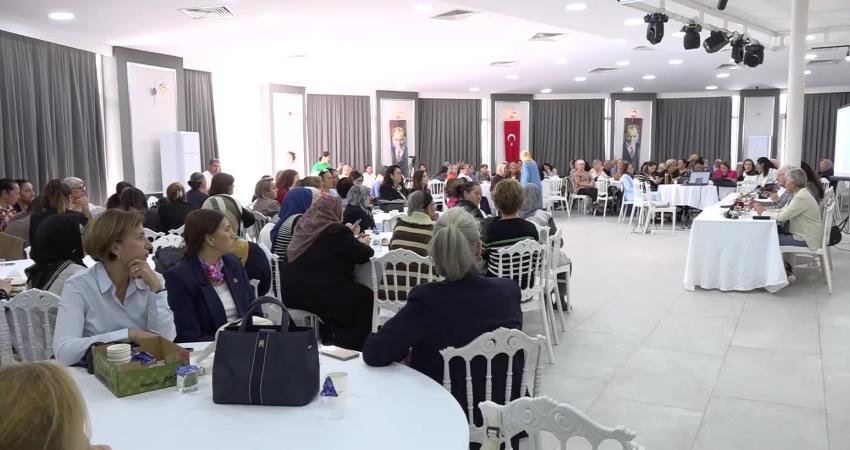 Bornova’da Dünya Kadın Çiftçiler Günü’ne özel panel ve fotoğraf sergisi Bornova Belediyesi, 15 Ekim Dünya Kadın Çiftçiler Günü’nde “Kadınlarımızla geleceğe