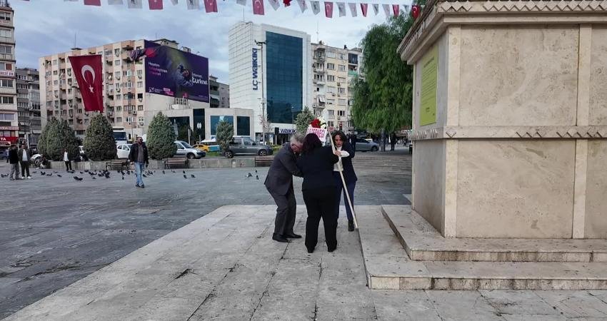 Bornova’da 19 Ekim Muhtarlar Günü, Cumhuriyet Meydanı’nda düzenlenen törenle kutlandı.