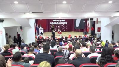 Bornova Belediyesi’nin Çocuk Oyun ve Aktivite Merkezleri’nde eğitim alan minikler,
