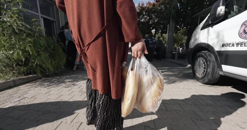 Buca Belediyesi’nden dar gelirli ailelere gıda desteği Buca Belediyesi, dar gelirli ailelerin ekonomisine katkıda bulunmak amacıyla ekmek,