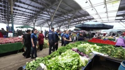 Buca Belediyesi, ilçe genelindeki semt pazarlarında vatandaşların sağlıklı ve sorunsuz