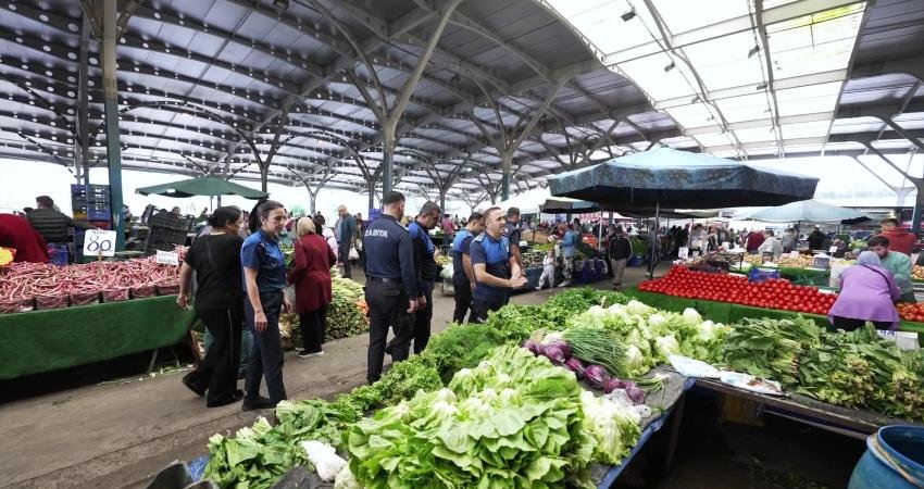 Buca Belediyesi’nden pazar yerlerinde denetim Buca Belediyesi, ilçe genelindeki semt pazarlarında vatandaşların sağlıklı ve sorunsuz