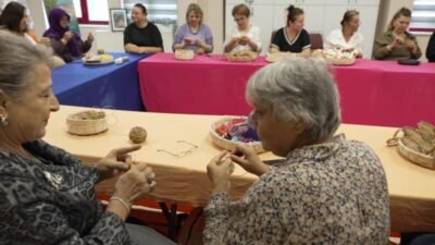 Buca Belediyesi’nin semt evlerinde açtığı el işi kurslarına katılan kadınların