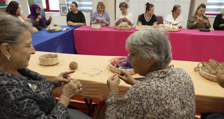 Buca’da kadın emeğine değer katan iş birliği Buca Belediyesi’nin semt evlerinde açtığı el işi kurslarına katılan kadınların