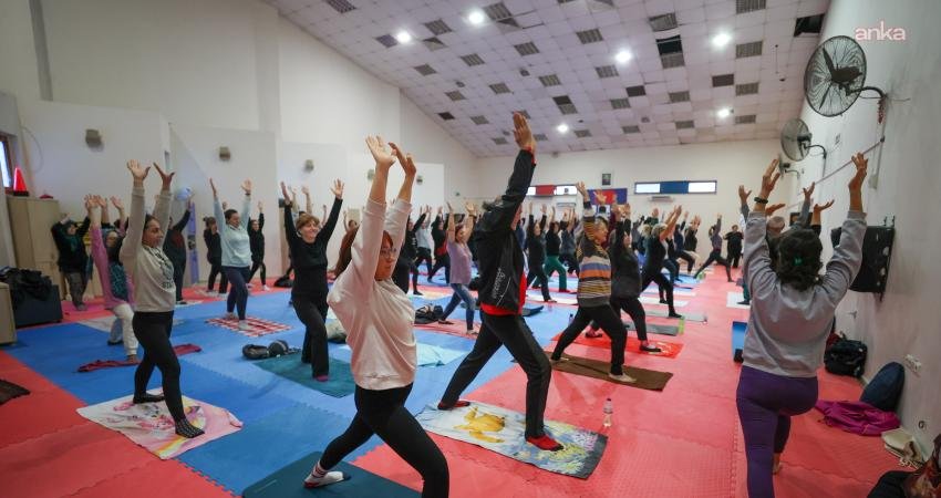 Buca’da spor keyfi kapalı alanlara taşındı Buca Belediyesi’nin düzenlediği ücretsiz yoga, pilates ve zumba dersleri devam