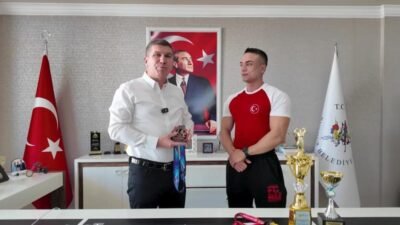 Burdur Belediye Başkanı Ali Orkun Ercengiz, İzmir’de düzenlenen Türkiye Vücut