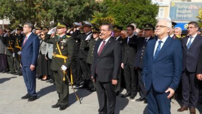  Burhaniye'de 29 Ekim kutlamaları, Cumhuriyet Meydanı'nda Atatürk Anıtı’na çelenk sunulmasıyla