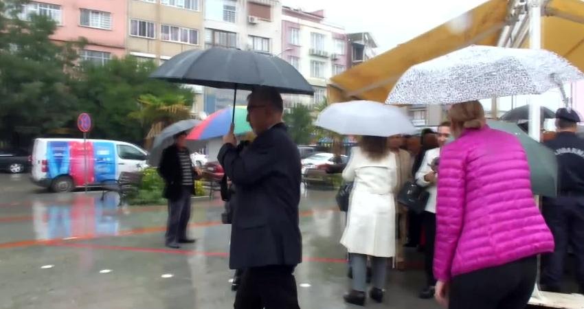 Balıkesir’in Burhaniye ilçesinde 19 Ekim Muhtarlar Günü, yağmur altında gerçekleştirilen