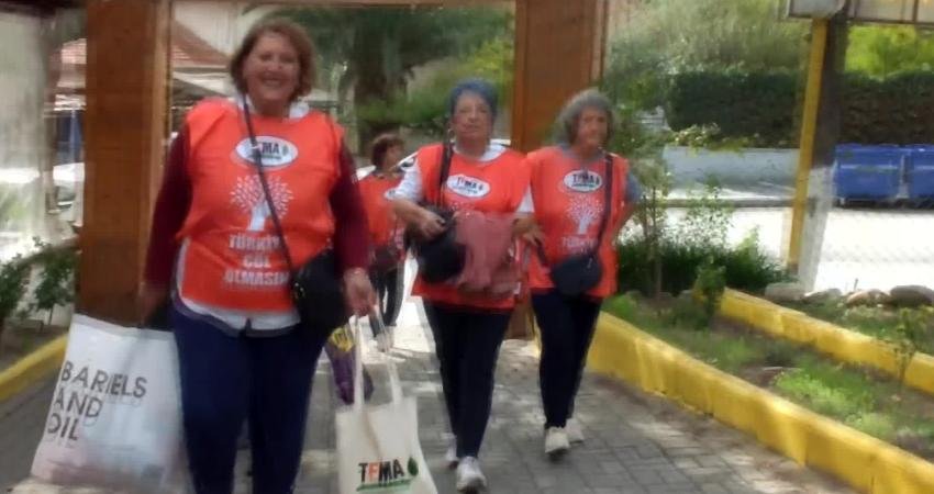 Burhaniye’de palamutlar öğrencilerin elinde fidana dönüşecek TEMA Vakfı Burhaniye Temsilciliği tarafından meşe palamudu toplama etkinliği düzenledi.