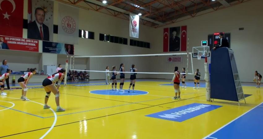 Balıkesir’in Burhaniye ilçesinde, Cumhuriyetin 102. yılında 102 liseli voleybolcunun katıldığı