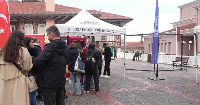 Bursalılar, Atatürk ile aynı karede yer almanın gururunu yaşadı Bursa Büyükşehir Belediyesi, Cumhuriyet Bayramı coşkusunu yapay zeka teknolojisiyle buluşturdu.