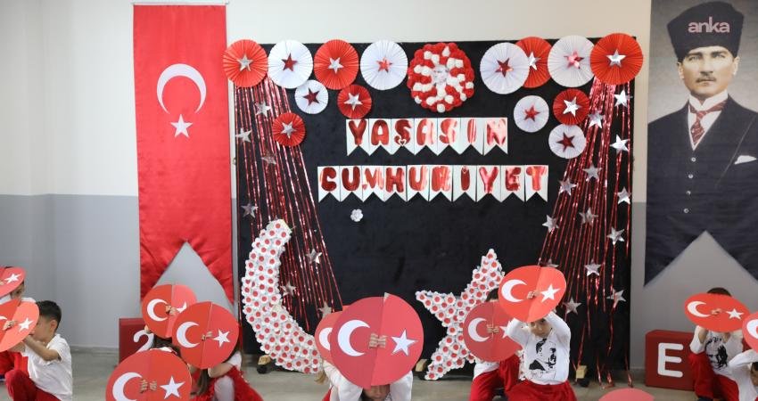 Çankaya Belediyesi kreşlerinde Cumhuriyet Bayramı coşkusu Çankaya Belediyesi kreşlerinde 29 Ekim coşkusu yaşandı. Minik öğrenciler, ellerinde