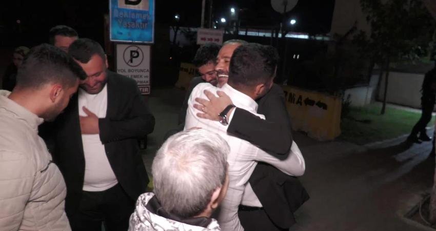 Cezaevinden tahliye sonrası CHP İzmir İl Başkanı Aslanoğlu’ndan ilk açıklama: Buruk bir sevinç yaşıyoruz. Yoldaşlarımı içeride bıraktım CHP İzmir İl Başkanı Şenol Aslanoğlu, kamuoyunda "kooperatif davası" olarak