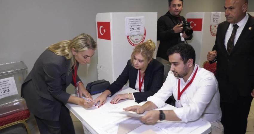 CHP İstanbul İl Başkanı Özgür Çelik, tek aday olarak girdiği