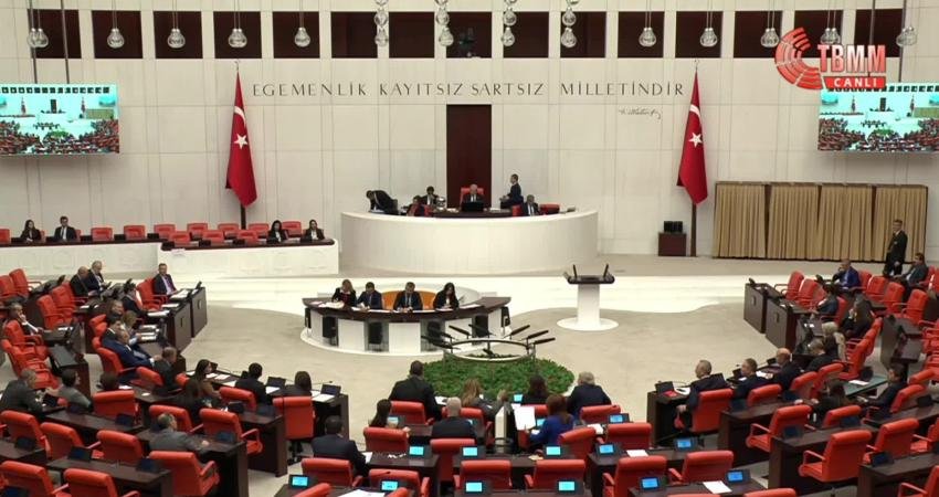 CHP Grup Başkanvekili Ali Mahir Başarır, TBMM Genel Kurulu'nda Sayıştay'da boş bulunan 5