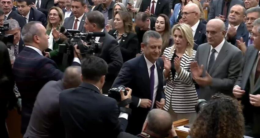 CHP Genel Başkanı Özgür Özel, partisinin grup toplantısında Bağımsız Sakarya