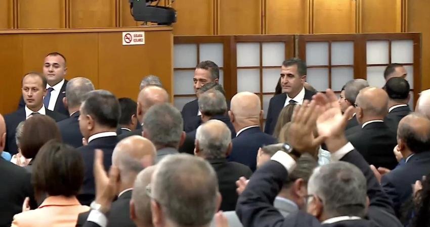 CHP Genel Başkanı Özgür Özel, "Sıkıştığında milli iradeye sarılıp birinci