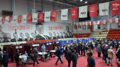 Cumhuriyet Halk Partisi 39. İzmir Olağan İl Kongresi’nde il delegeleri;