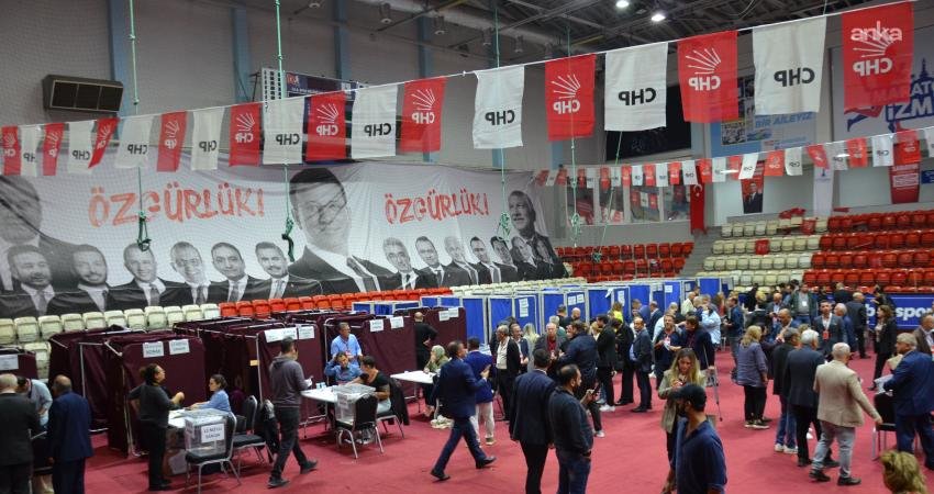 Cumhuriyet Halk Partisi 39. İzmir Olağan İl Kongresi’nde il delegeleri;