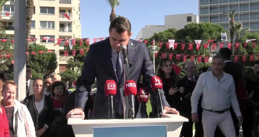 CHP İzmir’den Cumhuriyet Bayramı töreni CHP İzmir İl Başkanlığı, Cumhuriyet'in 102. yılı dolayısıyla Konak Cumhuriyet