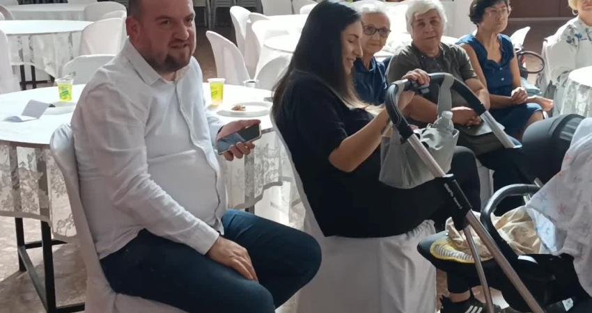 Aydın'ın Karacasu ilçesinde düzenlenen CHP İlçe Kongresi'ne 2,5 aylık oğlu