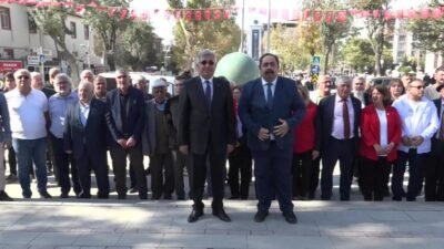 CHP Malatya İl Başkanlığı ve Eğitim İş Malatya Şubesi üyeleri,