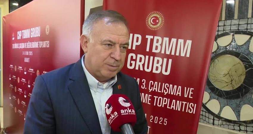 CHP Genel Başkan Yardımcısı Gökan Zeybek, CHP'li belediye başkanlarına ve CHP'nin
