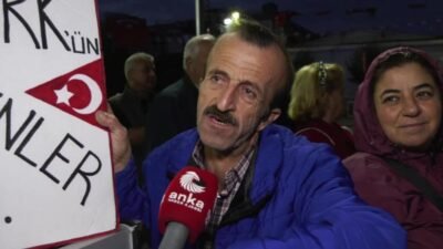 CHP'nin Küçükçekmece'de düzenlediği mitinge katılan yurttaşlar, ekonomik sıkıntılara ve hükümetin politikalarına tepki