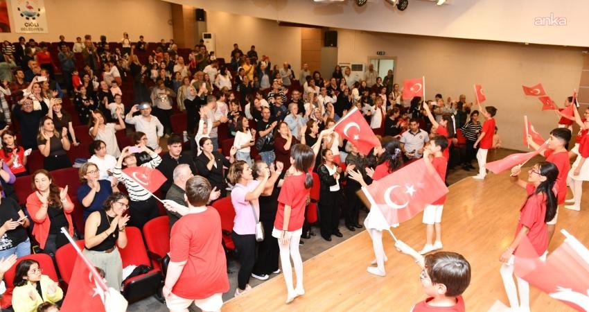 Çiğli Belediyesi Gençlik Tiyatrosu’ndan Cumhuriyet’e anlamlı oratoryo Çiğli Belediyesi Gençlik Tiyatrosu, Cumhuriyet’in 102. yılı için hazırladığı “O’nun