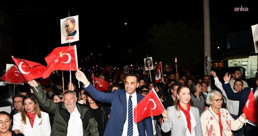 Çiğli’de düzenlenen “İstiklalden İstikbale Büyük Cumhuriyet Yürüyüşü ”ne yoğun katılım Çiğli Belediyesi’nin düzenlediği “İstiklâlden İstikbale Büyük Cumhuriyet Yürüyüşü”, Cumhuriyet’in 102.