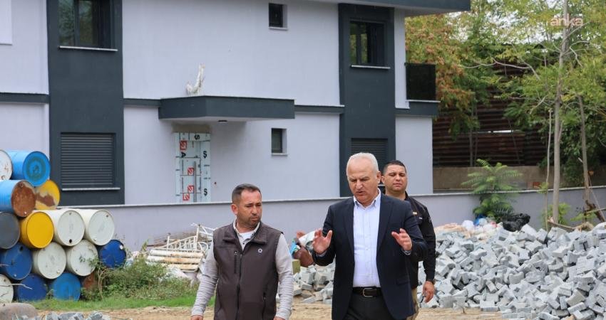 Çine Belediye Başkanı Mehmet Kıvrak, ilçede sürdürülen yol yapım ve