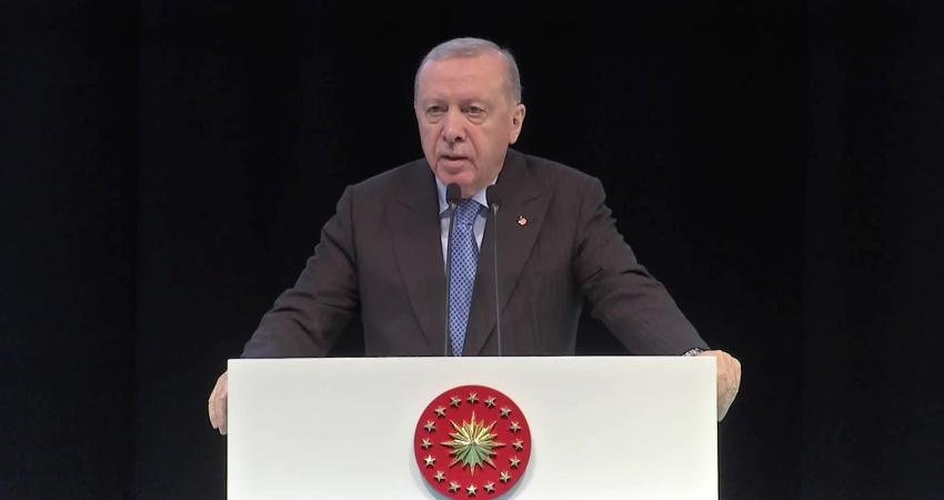 Cumhurbaşkanı Erdoğan: Bir toplu iğne üretebiliyor muyduk? Şu anda silahlarını üreten bir Türkiye var Cumhurbaşkanı Recep Tayyip Erdoğan, "Savunma sanayinde devletimizin desteği, özel sektörün