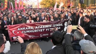 Ankara'da binlerce kişi, Cumhuriyet Bayramı'nın 102. yılı dolayısıyla Ulus'taki Birinci