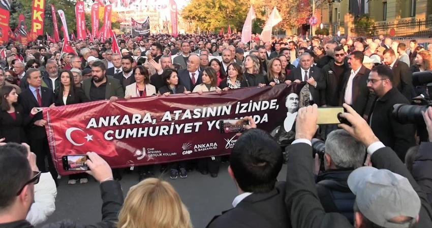 Cumhuriyet’in 102. yılında binler Anıtkabir’e akın etti Ankara'da binlerce kişi, Cumhuriyet Bayramı'nın 102. yılı dolayısıyla Ulus'taki Birinci