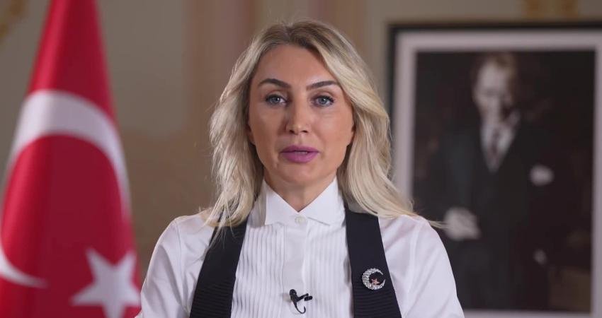 Dilek Kaya İmamoğlu: 29 Ekim Cumhuriyet Bayramımızı büyük bir gururla kutluyorum CHP'nin tutuklu cumhurbaşkanı adayı Ekrem İmamoğlu'nun eşi Dilek Kaya İmamoğlu, 29 Ekim